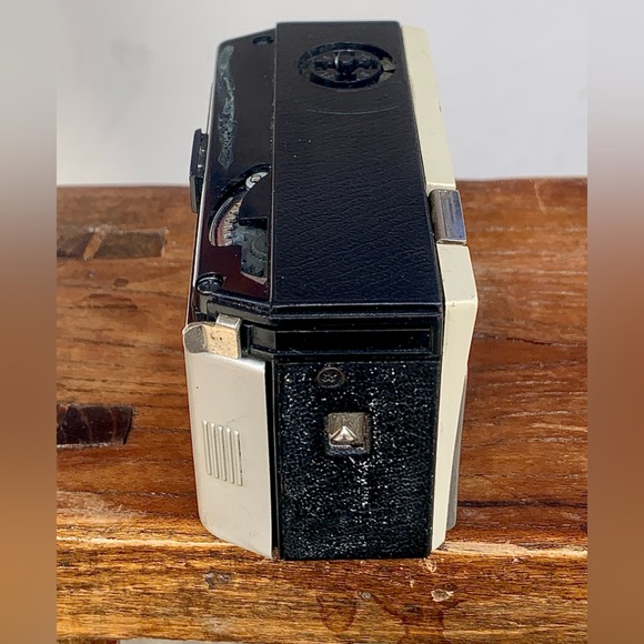 Vintage Kodak Instamatic 104 26mm Film Camera - Picture 6 of 16